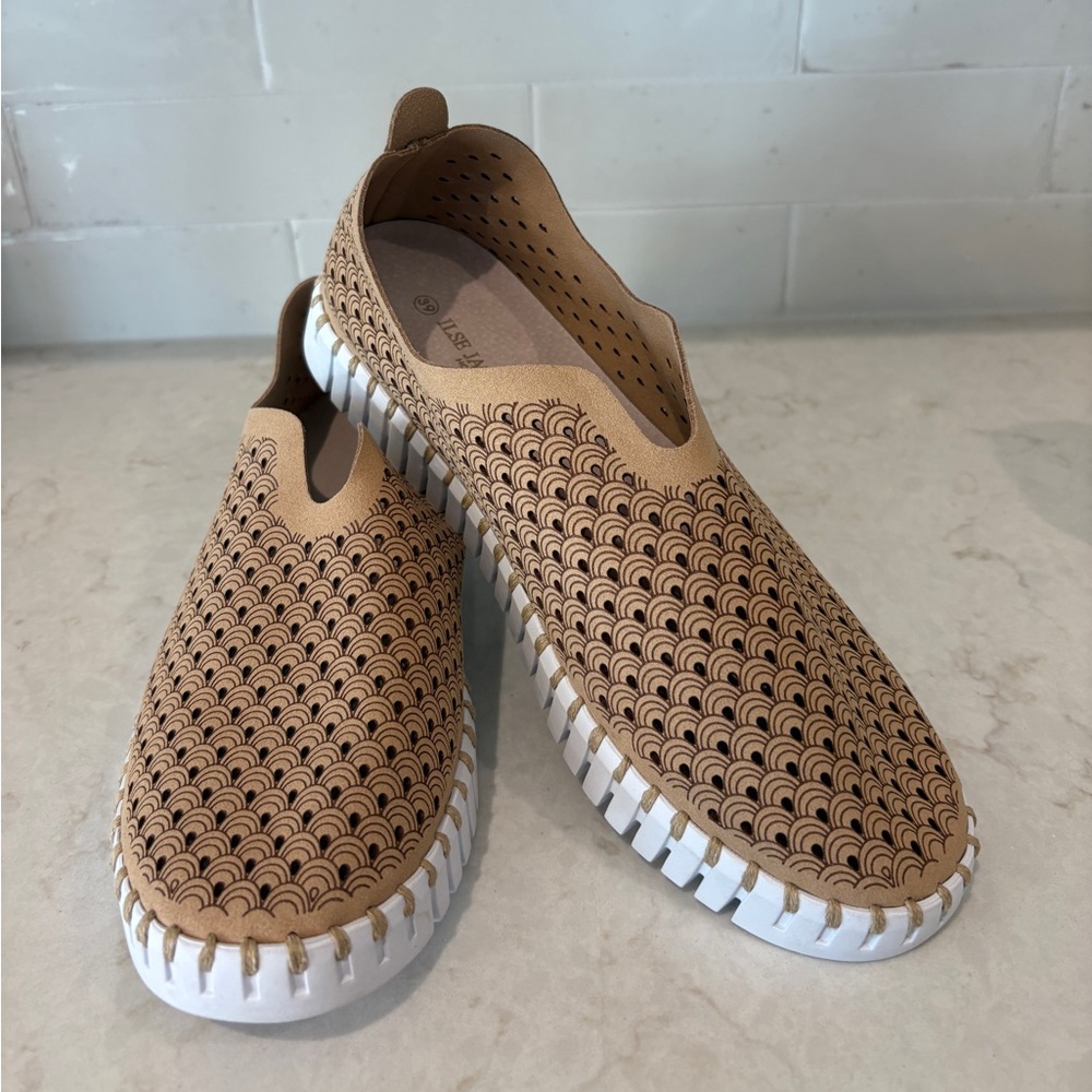 Ilse Jacobsen Hornbaek Tulip 139 Shoes, Slip On, Size 39 8.5/9  Latte NEW